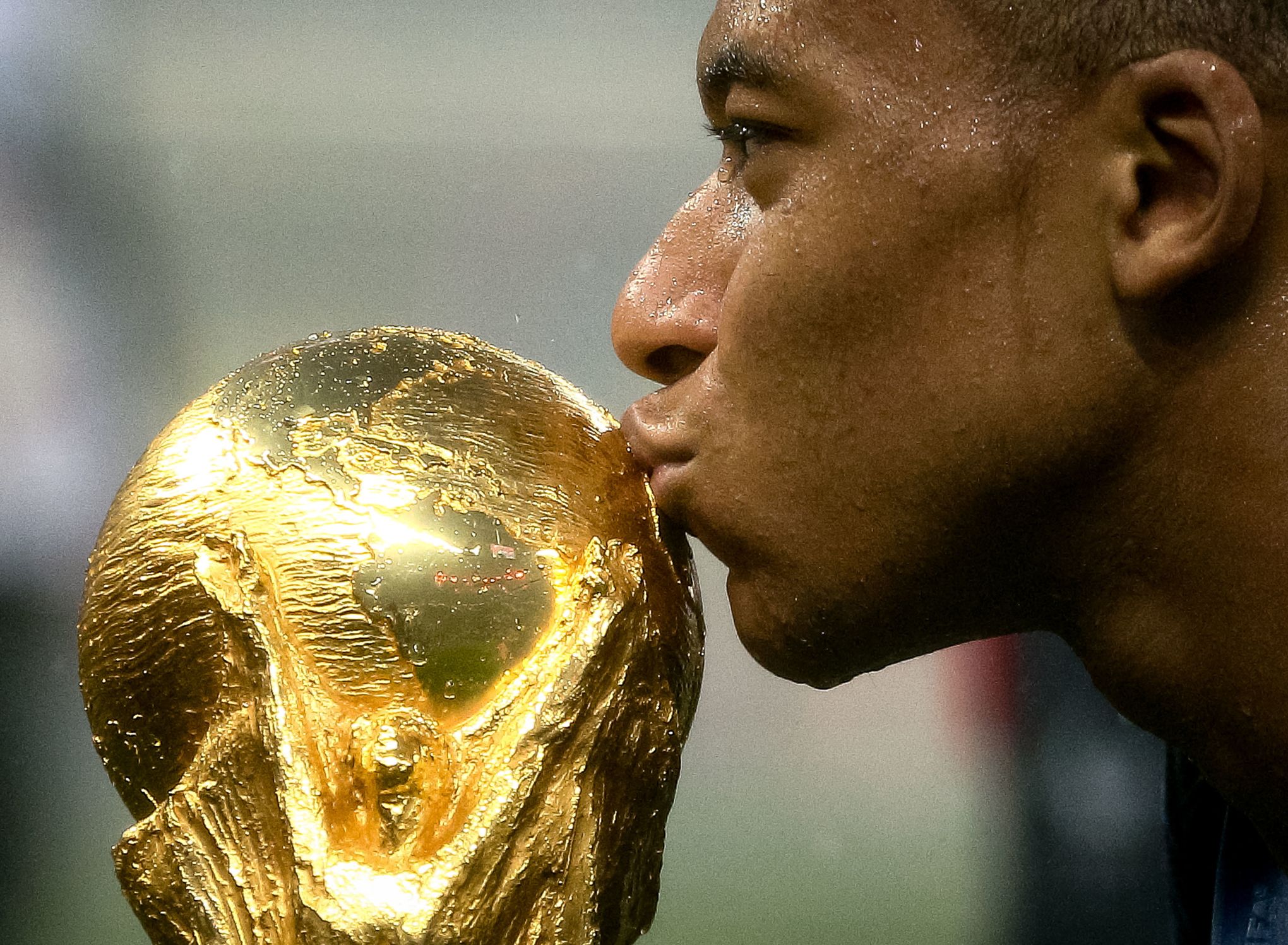 Combien pèse le trophée de la Coupe du Monde de football utilisé depuis 1974 ? 