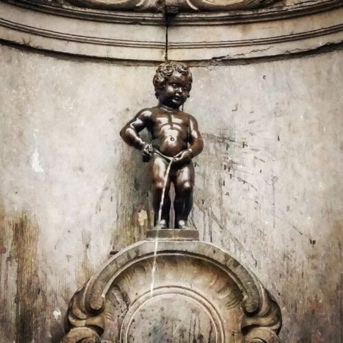 Dans quel pays peut-on voir cette statue d’un garçon qui fait pipi ? 