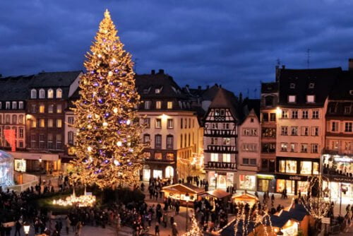Dans quelle ville de France se trouve la place Kléber, où l’on peut manger des bredele, des châtaignes grillées, et surtout admirer un magnifique sapin décoré pour Noël ? 