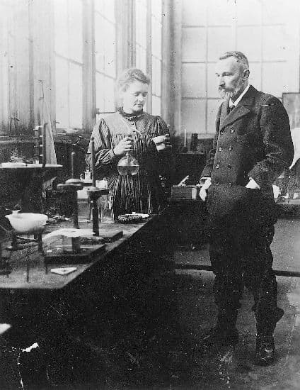 Sur quoi reposent principalement les travaux des scientifiques Pierre et Marie Curie ? 