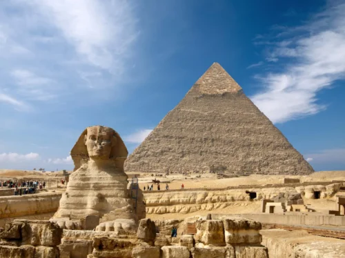 Dans quel pays trouve-t-on des pyramides et des sphinx qui datent de plus de 4 500 ans ? 
