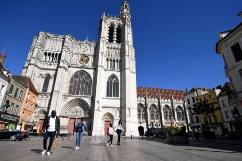 Quelle est la première cathédrale gothique construite en France ? 