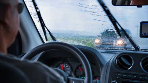 En roulant à 90 km/h sur route mouillée, quelle est la distance moyenne pour un arrêt d’urgence ? distance de freinage par temps de pluie