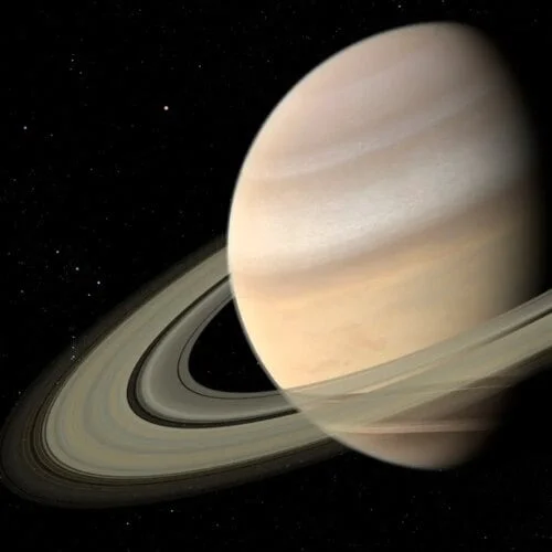 Quelle planète du système solaire est connue pour posséder de larges anneaux ? 