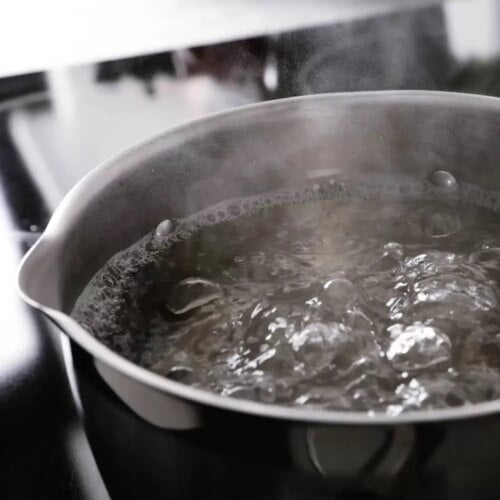 Sur Terre, à quelle température l’eau entre-t-elle généralement en ébullition ? 