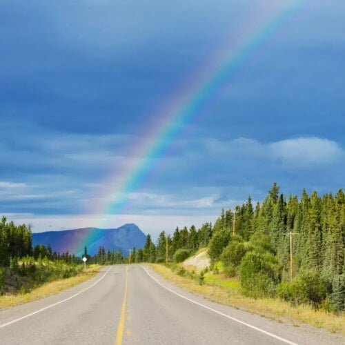 Combien de couleurs sont généralement utilisées pour dessiner un arc-en-ciel ? 