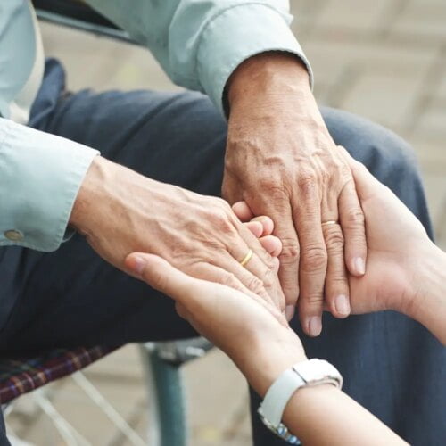 Quel est le nom de la maladie qui touche 2% des personnes de plus 65 ans, et qui provoque de forts tremblements ? 