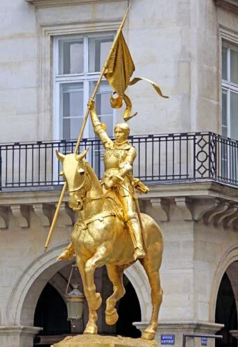 Dans quelle ville française peut-on observer cette célèbre statue dorée de Jeanne d’Arc ? 