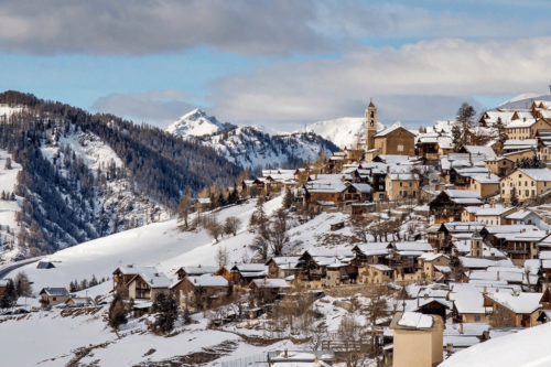 Quel est le village le plus haut de France dans lequel il est possible de faire du ski ? 