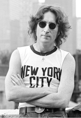 D'après une interview de John Lennon, Les Beatles étaient plus populaires qu'une certaine personne, laquelle ? John-Lennon lunettes noires