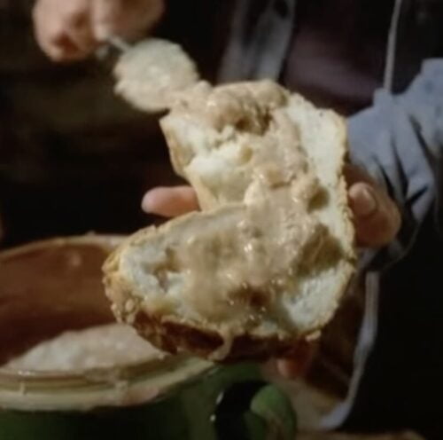 Quel est le nom de ce plat, composé de tous les restes de fromages, offert par les paysans dans le film Les Bronzés font du ski ? 