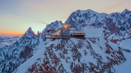 Quelle est la station de ski italienne se trouvant sur le versant sud-est du mont-Blanc ? 
