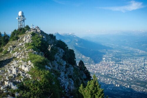 Quel mont peut-on voir depuis le sommet du Moucherotte à Grenoble ? 