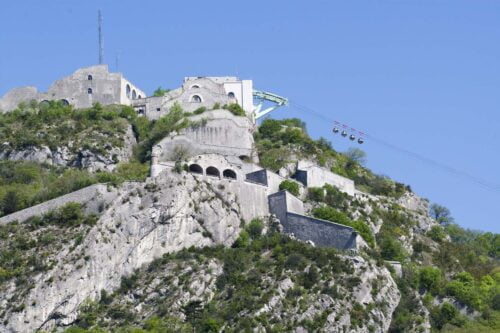 Quel est le nom du fort situé sur les hauteurs de Grenoble ? 