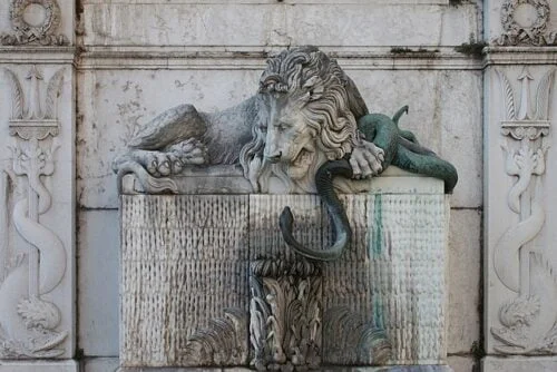 Que représentent le lion et le serpent de la Fontaine du Lion de Victor Sappey à Grenoble ? Fontaine à grenoble