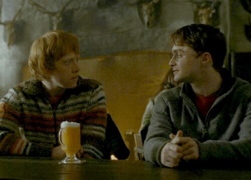 Dans la saga Harry Potter, quelle boisson populaire est consommée par Hermione, Ron et Harry aux Trois Balais ? 