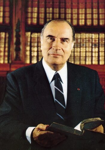 En quelle année, l’ancien Président de la République française François Mitterrand est-il décédé ? 