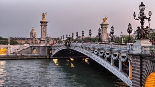 Quel empereur donne son nom à ce pont parisien ? 