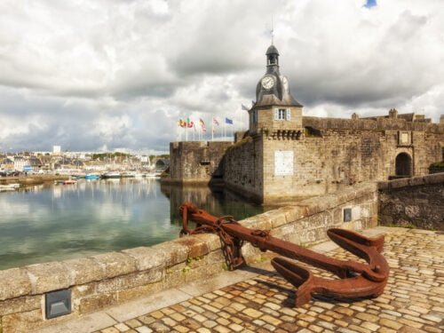 Quelle ville d’Art et d’Histoire de Bretagne est célèbre pour sa cité fortifiée ? 