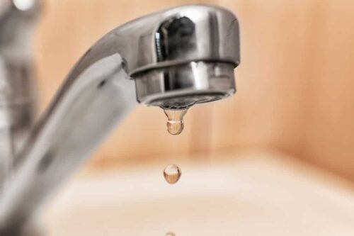 Si un robinet fuit d’une goutte toutes les secondes, quelle est la quantité d’eau potable perdue ? Robinet qui goutte