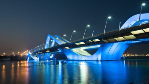 Dans quelle ville trouve-t-on le pont Cheikh-Zayed au design moderne ? 