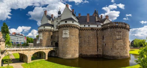 Dans quelle ville peut-on voir le Château des ducs de Bretagne ? 
