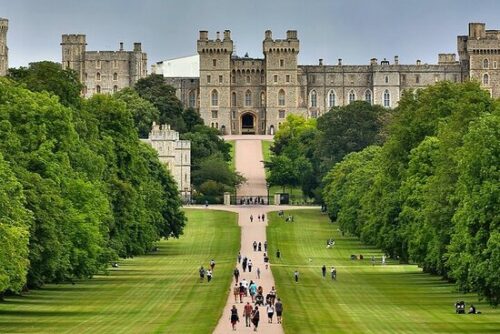 Dans quelle ville anglaise trouve-t-on un château construit par Guillaume le Conquérant, qui était aussi la résidence principale de la reine Élisabeth II ? 
