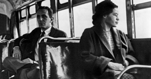 Quelle femme marque l’histoire aux États-Unis en 1955, en refusant de céder sa place à un homme blanc dans un bus ? 
