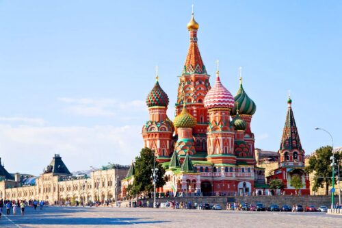 Dans quelle ville russe peut-on se promener sur la place Rouge ? 