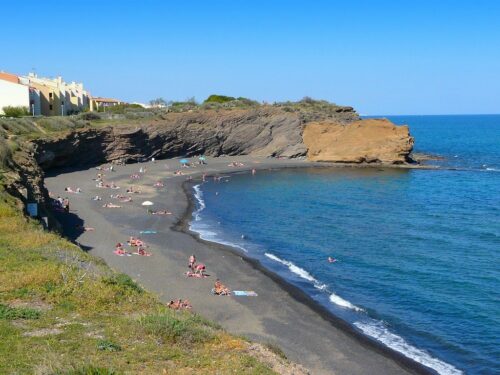 Dans quelle ville française peut-on admirer une plage de sable noir appelée plage de la Grande Conque ? 