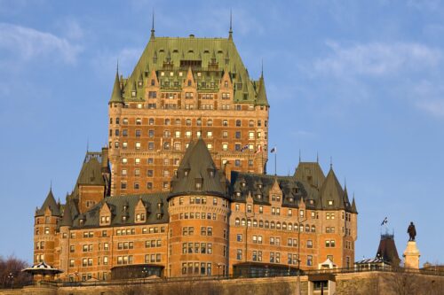 Quel est le nom du célèbre château situé au Québec ? 