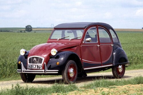 Quel est le nom du modèle de cette voiture 2CV Citroën bicolore présentée en 1980 ? 