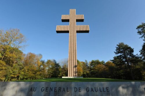 Dans quelle ville française se trouve cette croix de Lorraine ? 