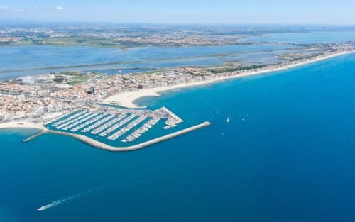 Quelle station balnéaire est située juste à côté de Montpellier ? 