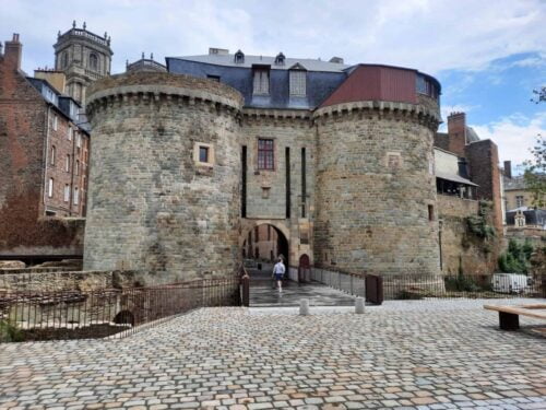 Quel est le nom donné à cette porte  qui est un vestige des remparts de Rennes ? Portes à Rennes