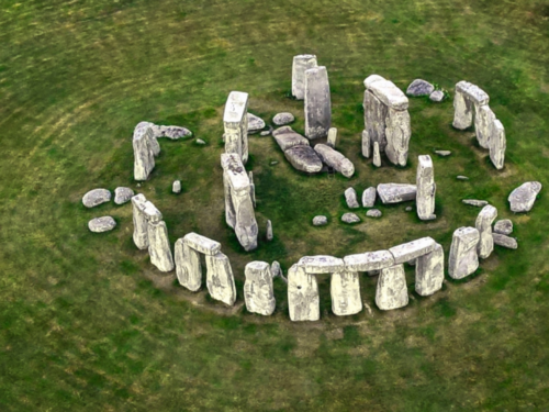 Quel site archéologique anglais situé à Salisbury, est un monument mégalithique composé d'un ensemble de structures circulaires concentriques ? 