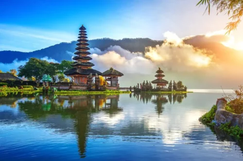 Quel est le surnom donné à l’île de Bali en Indonésie ? Temple de Bali