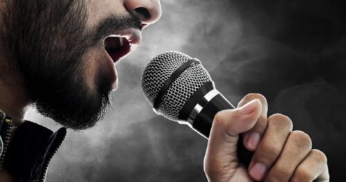 Combien de cordes vocales une personne possède-t-elle ? 