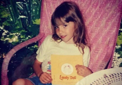 Quelle est la célébrité sur cette photo d'enfance ? 