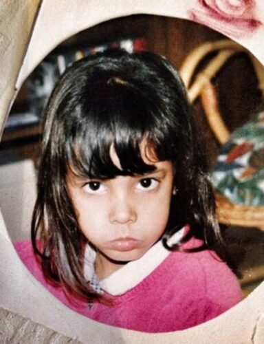 Quelle célébrité n'est encore qu'une petite fille sur cette photo ? 