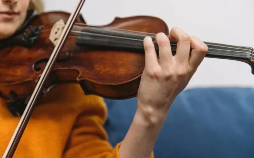 Quel nom désigne la tige utilisée par les violonistes pour faire de la musique ? Joueuse de violon
