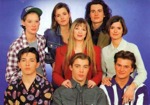 De quelle série AB Productions Hélène et les garçons est-elle une série dérivée et centrée sur le personnage d’Hélène ? 