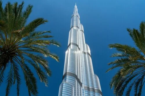 Quel est le nom de la plus haute tour du monde située à Dubaï ? 