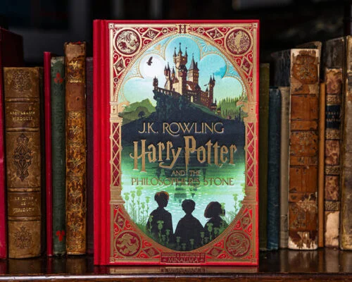 Combien de tomes relatent les aventures d’Harry Potter dans la saga originale créée par J.K. Rowling ? 