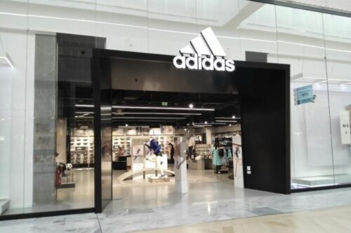 La marque Adidas a pour signification Adolf Dassler. Vrai ou faux ? Adidas magasin