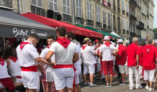 Quelle ville française est célèbre pour sa Feria qui se déroule en été ? 