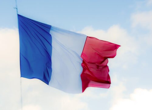 Quelle était la signification originale de la couleur blanche sur le drapeau français ? 