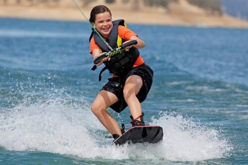 Quel est le nom de ce sport composé d’une planche similaire au snowboard et tiré par un bateau ? 