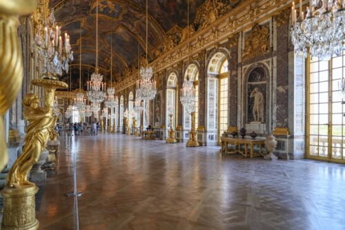 De combien de pièces au total, le château de Versailles est-il composé ? 
