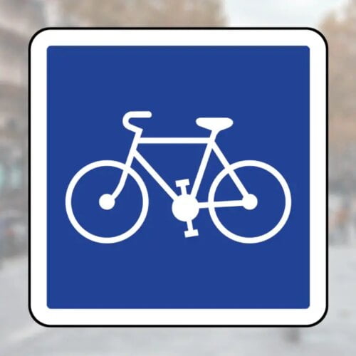 Ce panneau indique que les cyclistes ont l’obligation d’emprunter cette voie. Vrai ou faux ? 